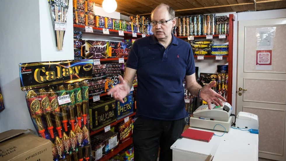 Arkivbild. Peter Nordin har inte stoppat försäljningen av fyrverkerier.