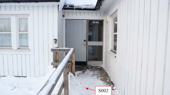 Entrén till huset på vandrarhemmet i Gällivare där knivdådet skedde i januari.