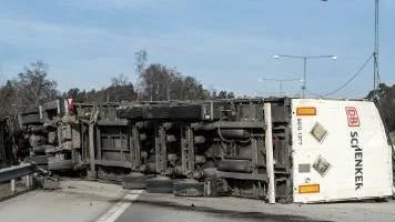 STOCKHOLM 2014-03-06
En långtradare med gods körde med hög hastighet av vägen på E4:an mellan Bredden och Rotebro. Lastbilen som åkte norrut körde genom mitträcken och landade på sidan i södergående rikting.  
Foto Anders Wiklund / TT / kod 10040