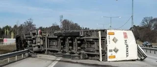 Stopp på E 4 efter långtradarolycka