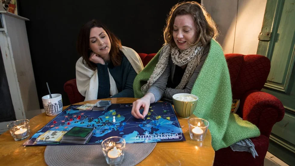 Spelmys. Matilda Salmén och Matilda Nilsson spelar Pandemic, ett sällskapsspel där allt kan gå åt pipan. Alla spelare försöker tillsammans rädda världen, men ofta går det inget vidare. Tips! Spelar du ofta, laminera spelkorten så håller de längre.