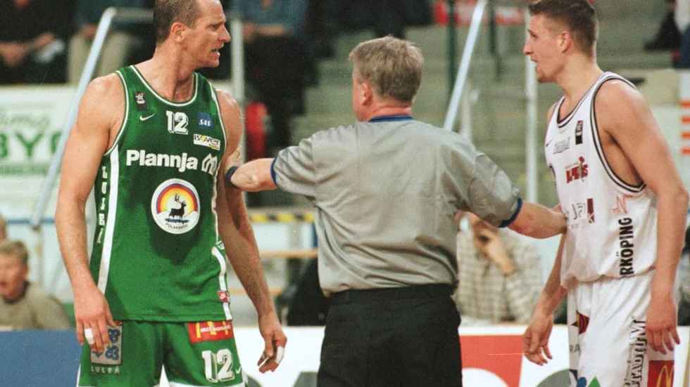 2000. Torbjörn Gehrke (i grönt bortaställ), Plannja, mot Anders Lind, Norrköping. Domaren Tommy Erixon, Mantorp, i mitten.