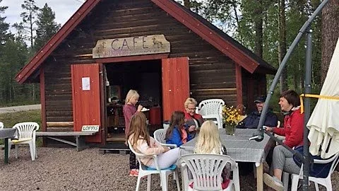 Sommarcafé i byn Anttis.