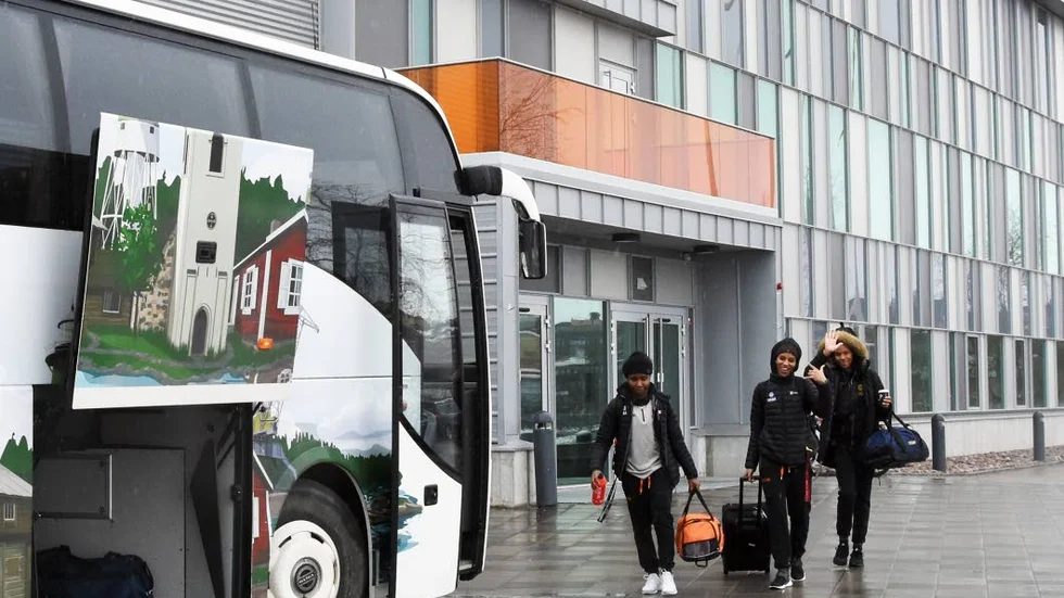 Jessica Thomas, Adrienne Motley och Chioma Nnamaka tar sig bussen för resan ner till Umeå för den fjärde finalmatchen.