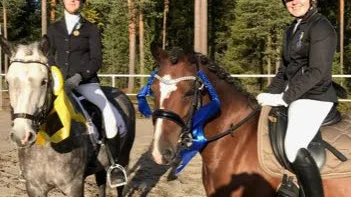 Från vänster Emmy Mörk Lundberg, Tinder of Steel, och Lova Halvarsson, Pelicitas.