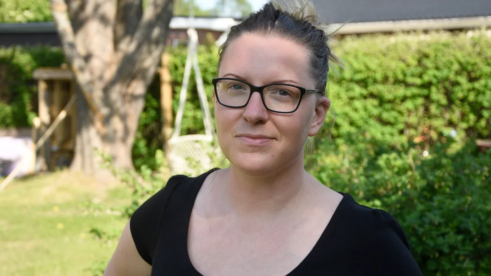 "Jag tycker det är förfärligt att barnens arbetsmiljö brister på grund av att kommunen inte kan sköta sitt jobb" säger Theres Nylund som är mamma till två barn.