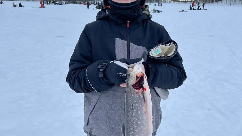 En av tävlingens minsta deltagare drog upp den största fisken.