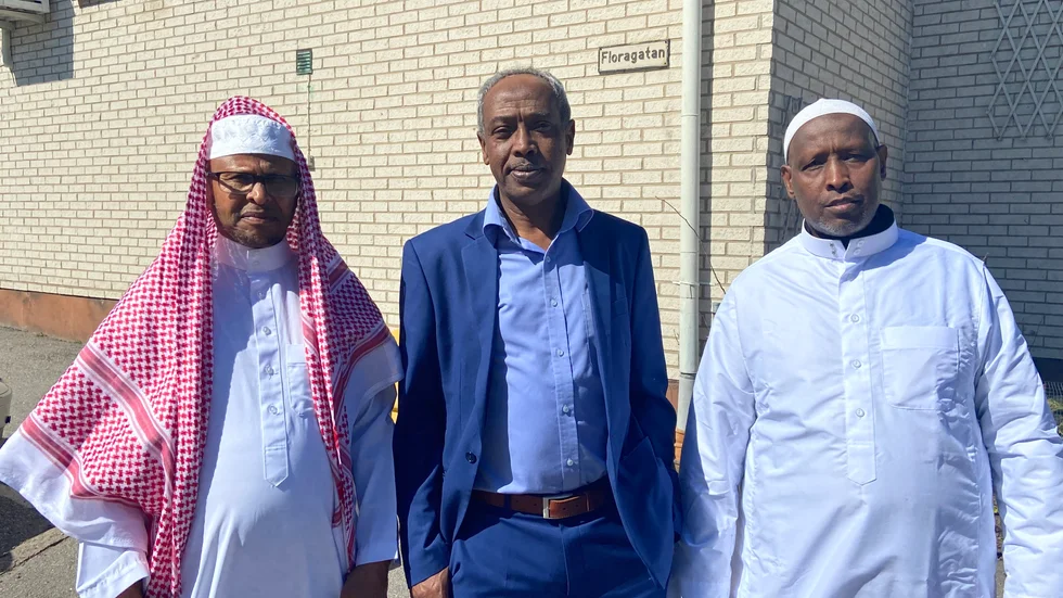 Dahir Ismail, Abdi Yusuf och Abdi Osman utanför moskén. 