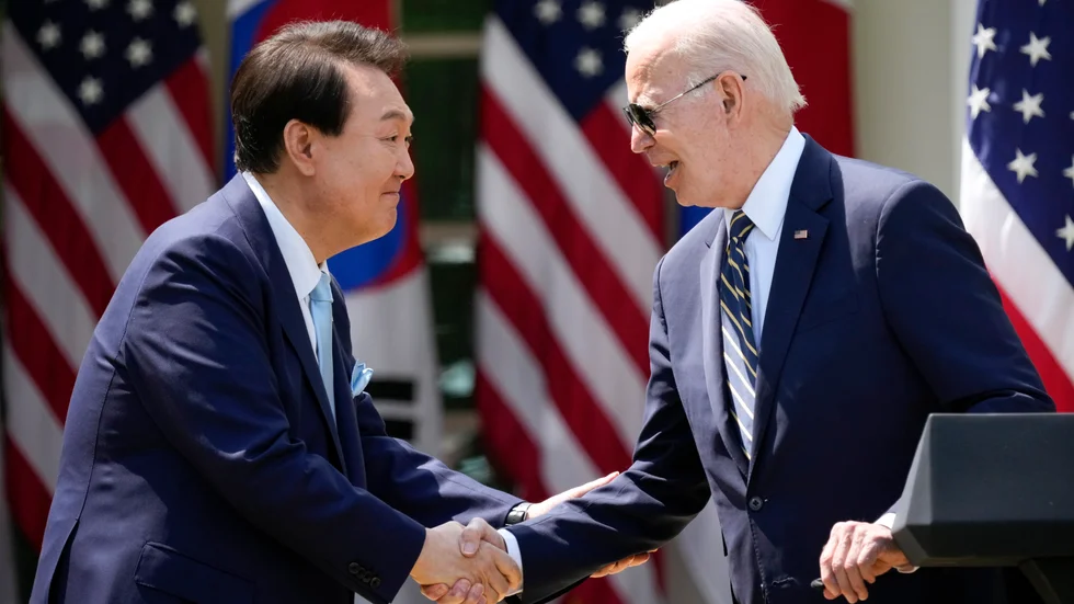 USA:s president Joe Biden och Sydkoreas president Yoon Suk-Yeol skakar hand vid presskonferensen i Vita husets rosenträdgård.