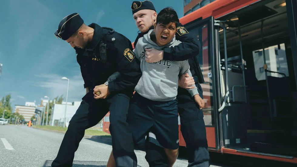 Tolvårige Abdel dras in i gängvärlden i "Bullets". Pressbild.