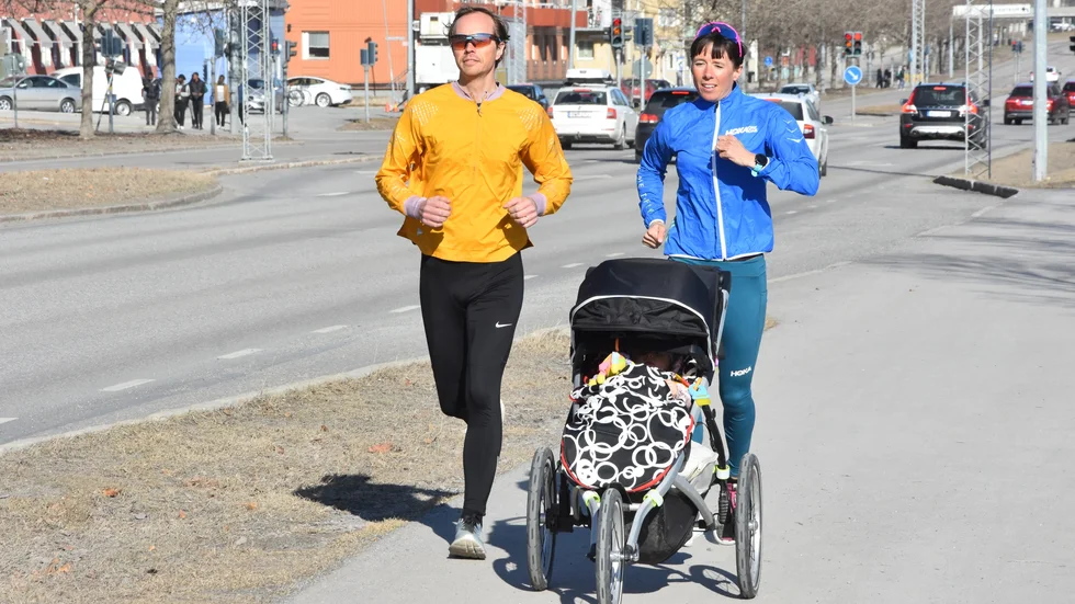 Efter att ha genomfört fjolårets lopp gravid springer Johanna Nordblad i år stadsmaran tilsammans med maken Anders vid sin sida och dottern Ronja i vagnen.