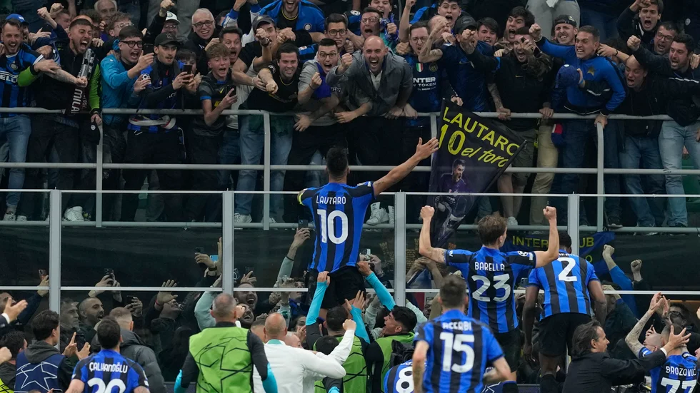 Lautaro Martínez firar målet framför Inters kurva.