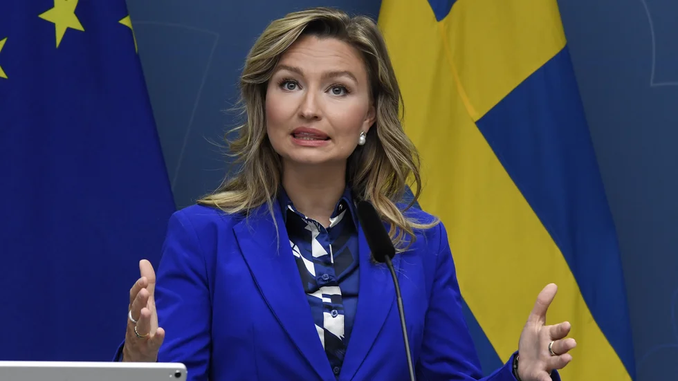 Energi- och näringsminister Ebba Busch (KD) vill ha besked från Sverigedemokraterna om varför partiet går emot tillståndet för nya vindkraftsparker.