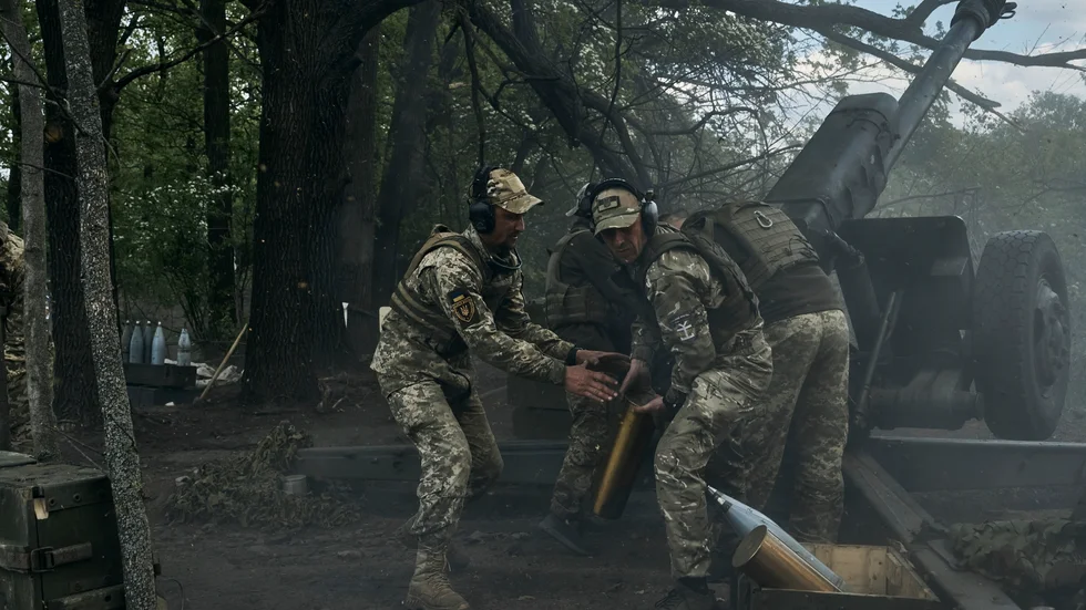 Ukrainska soldater skjuter nära Bachmut. Bild från i fredags.