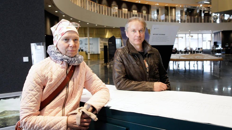 Eva Bergalm och Jyrki Tallqvist tycker att den förslagna placeringen av järnvägsstationen är bra. 