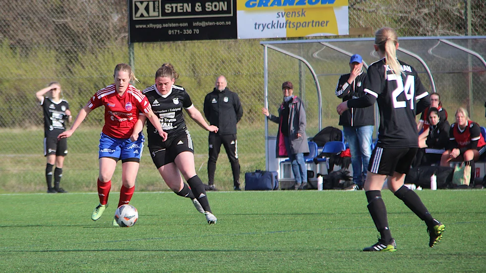Många dueller och tätt spel mellan Örsundsbro IFoch  Fanna BK i division 4-derbyt på Fanna IP.