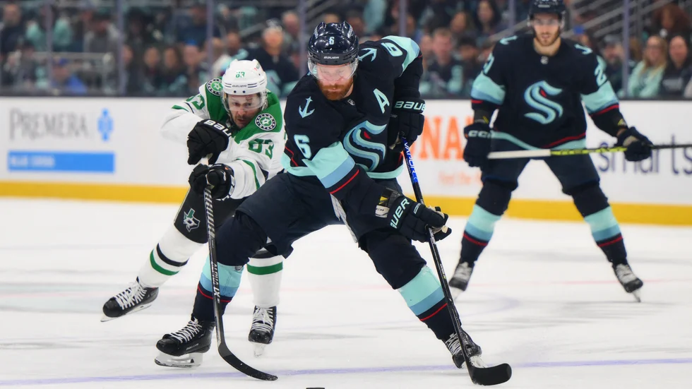 Adam Larsson, till höger, gjorde sitt första slutspelsmål sedan säsongen 2016/17 när Seattle Kraken föll mot Dallas.