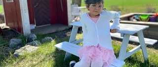 Alva, 4, har ett år kvar av cancerbehandlingen