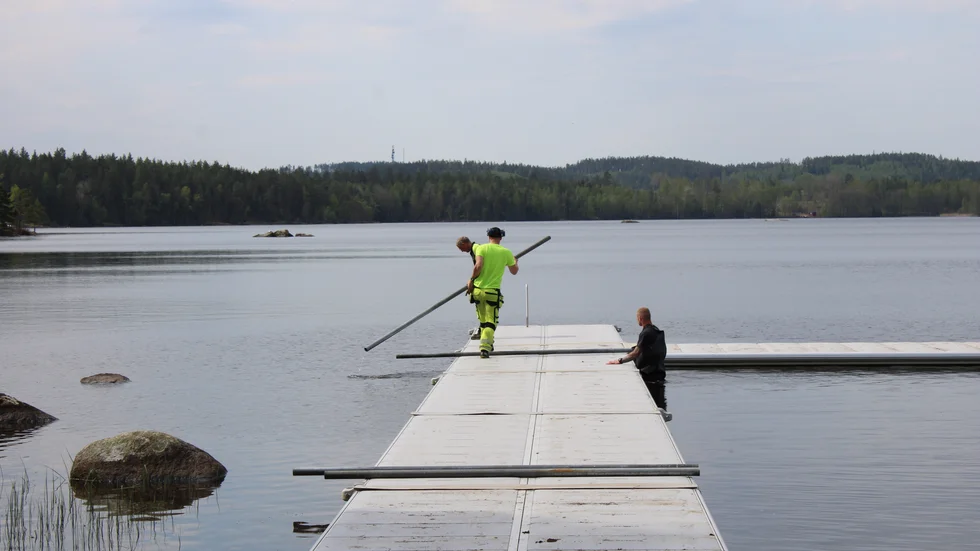Badbryggan i sjön Solnen monteras vid stranden i Solneby.