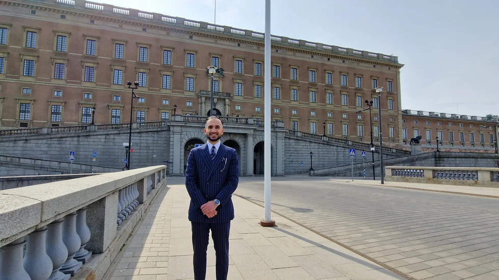 Muataz Lafta har precis avslutat utbildningen Värdebaserat ledarskap på Scouternas folkhögskola. Nu får han diplom av kungen i en ceremoni på Stockholms slott. 