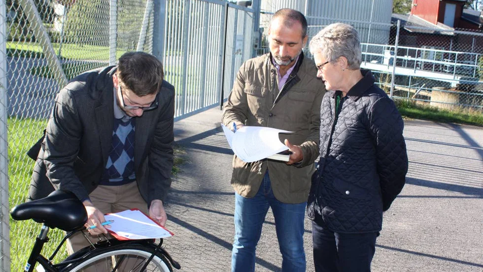 Framtiden. Mattias Ravander (S), Eddy Demir och Yvonne Persson (M) skrev under den avsiktsförklaring som finns för byggande på tomten där gamla reningsverket låg.