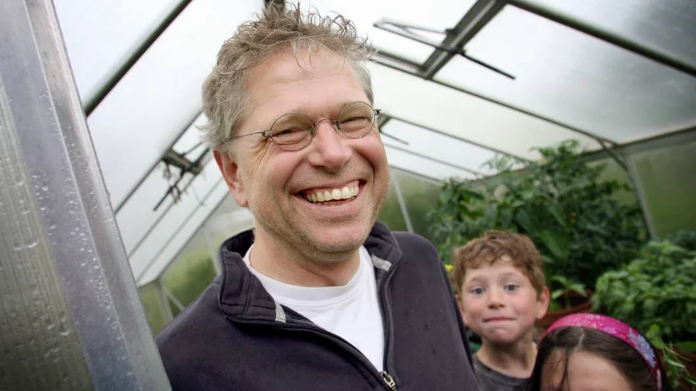 Klimatexperten Björn-Ola Linnér på LiU. Barnen Emil och Saga har följt med in i växthuset. (arkivbild)