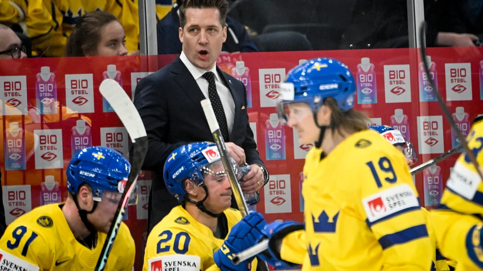 Sveriges förbundskapten Sam Hallam pratar med sina spelare under VM-premiären mot Tyskland.