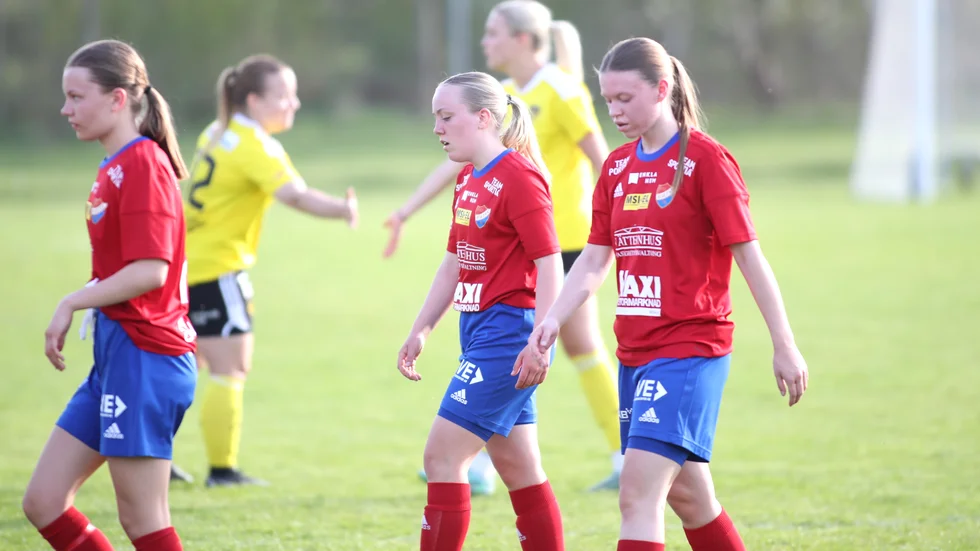 Mathea Olai, Engla Ring och Andréa Elf går av planen besvikna efter förlusten mot Lindö.