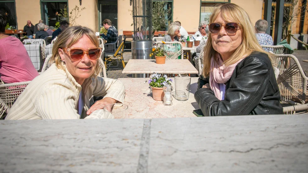 ”Det är väldigt praktiskt här på Stora torget att man kan flytta med solen under dagen”, säger Andrea Frid (till vänster). Hon är på besök på Gotland från Göteborg tillsammans med väninnan Marna Juhlin.