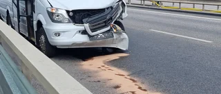 Två fordon i krock på gamla riksvägen i Norrköping