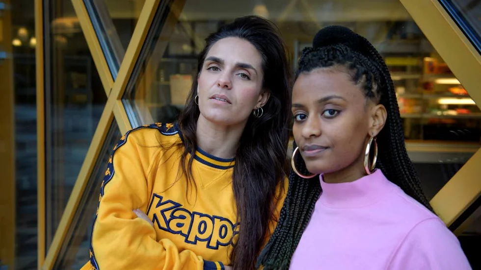Rapartisten Nathalie "Cleo" Missaoui och dansaren Tarika Känslor. Wahlberg har hjälpt varandra att uttrycka alla känslor inför sexuella övergrepp i arbetet med föreställningen "Fatta! med Cleo och Juck".