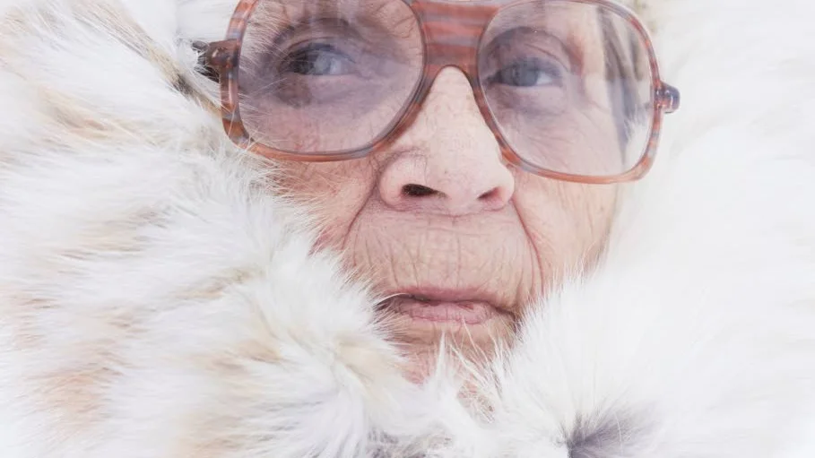 Bekymrad. Maj Doris Rimpi är bekymrad över Sápmis framtid. Det framgår i dokumentärfilmen "Maj Doris".