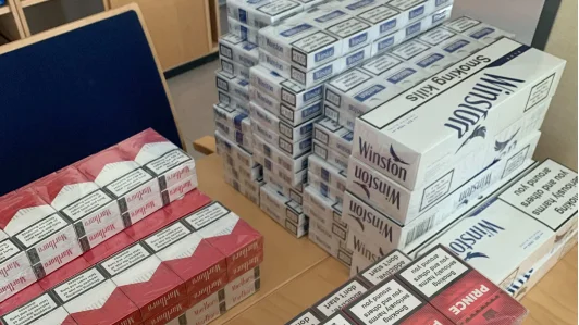De beslagtagna cigarettlimporna.