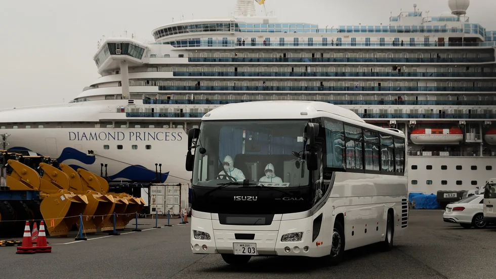 Av skeppets 3 500 passagerare och personal hade på måndagen 454 personer insjuknat av coronaviruset. Det är det största samlade sjukdomsutbrottet utanför Kina.