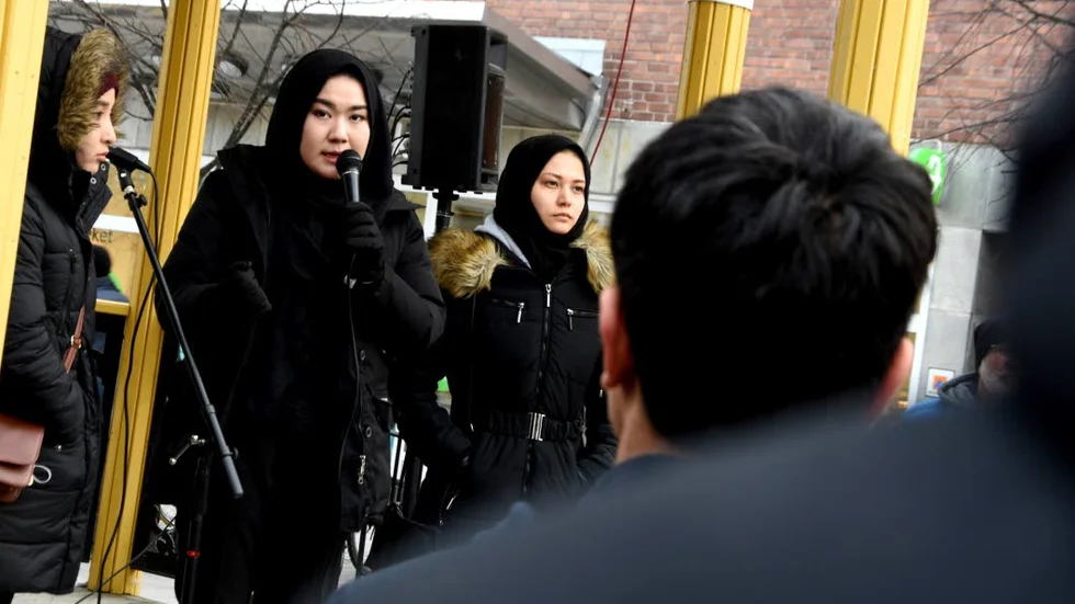 Utvisningarna fortsätter. Miljöpartiet hävdar att utvisningar inte kan stoppas på politiskt väg. Bilden är från manifestationen i Luleå som Ung i Sverige-företrädarna Fatemeh Khavari och Mina Muzafari deltog i tidigare i höst.