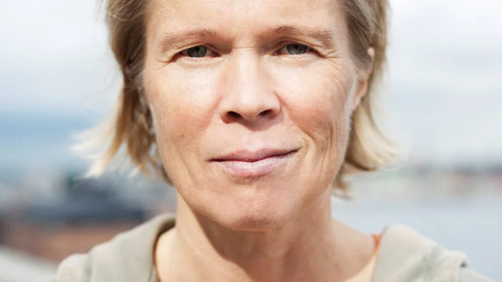Ia Genberg bjuder på spretiga tankegods och stiltekniska finesser i boken ”Klen tröst”, menar Kurirens recensent.