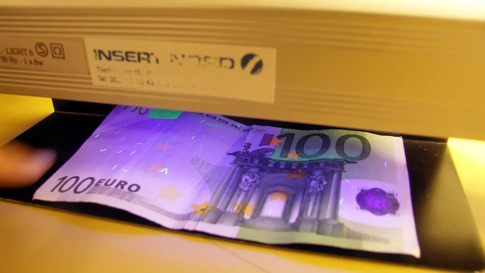 SYNA. Polisen uppmanar butikspersonal att granska eurosedlar av högre valör.