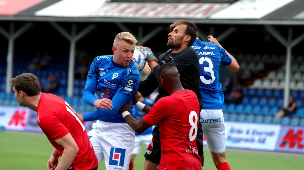 ÅFF:s mittback Adrian Petersson i en stenhård duell i den tuffa matchen mot Vänersborgs IF. En match som slutade med en 1-0-seger till ÅFF.