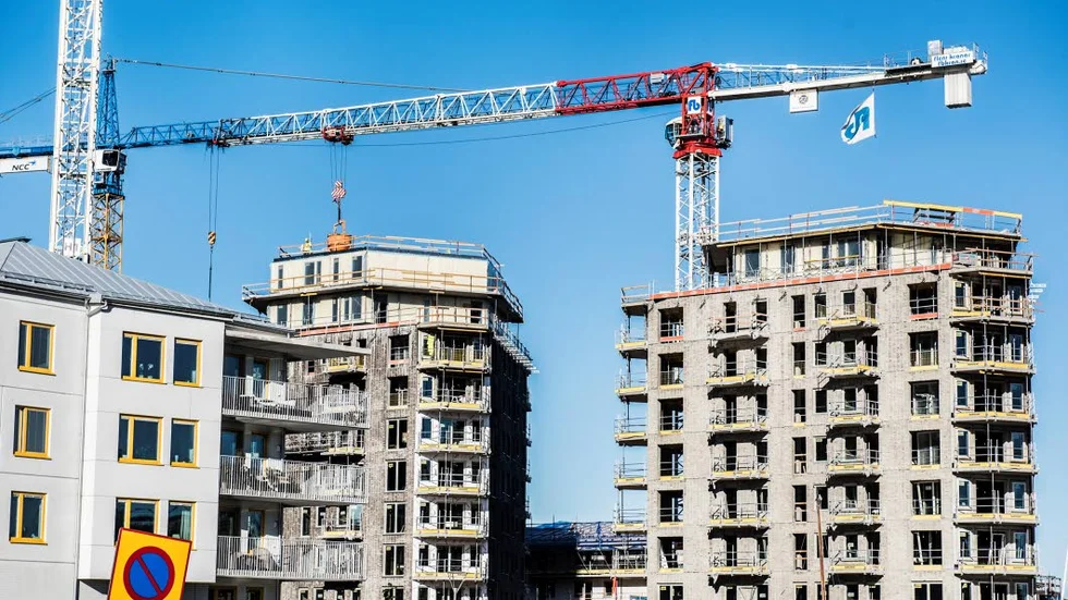 Även om byggandet tagit fart de två senaste åren är bostadsbristen alltjämt hög. 255 av landets 290 kommuner uppger att de har underskott av bostäder, skriver debattören.