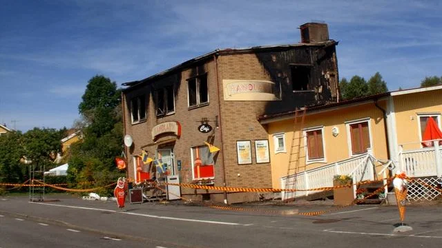 Så här ser byggnaden ut efter branden, som började i köket en trappa upp.                                                                     Bild: SVANTE STRÖMBERG