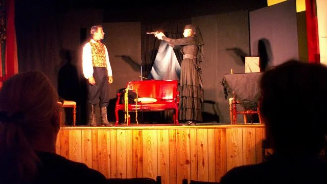 Teaterdag på Hästholmens bygdegård.   När det spelades Tjechov var det glest i bänkarna.