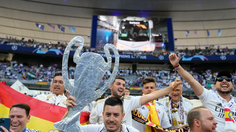 Real Madrid-supportrar under Champions League-finalen i fjol. Arkivbild.
