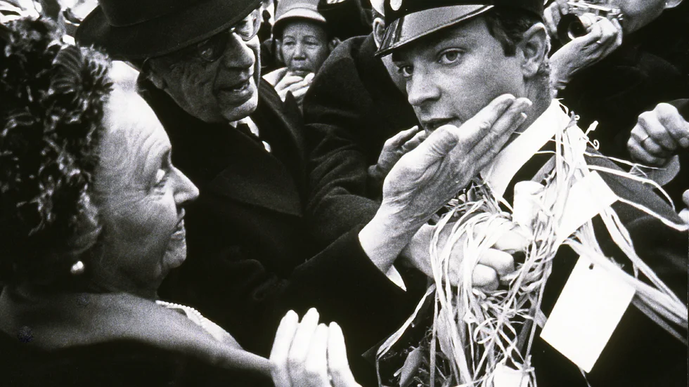 Kungen gratuleras till studenten i Sigtuna, av prinsessan Sibylla. Året var 1966. 