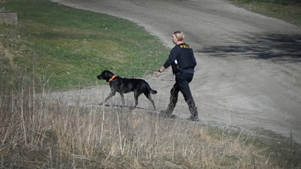 Polisens hundförare letade i området vid Hjälstaviken vid flera tillfällen. Det dröjde en vecka innan mannen hittades död. 