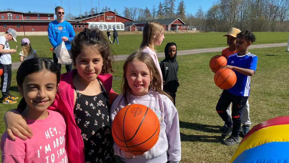 Motala AIF anordnade familjefest i vårsolen och Therese Markos, Paulina Astour och Rut Rekic testade basket. Rut hoppas spela fotboll i Maif i år också, eller i något annat lag.