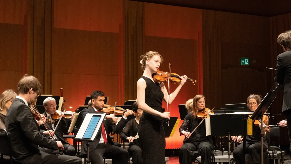 Alva Holm spelar med Norrbottens kammarorkester under ledning av Petter Sundkvist i Kulturens hus.