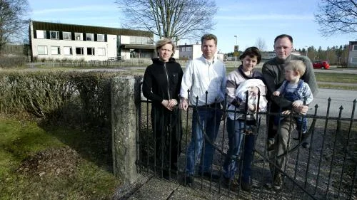 Tvärs över gatan kommer det planerade stödboendet för missbrukare ligga. Det är något som Helen Olsson, Per Hedlund, Anneli, Ivar, Stefan och Alfred Engevall vill sätta stopp för.