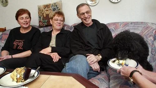Pudeln  Totte  slickar i sig tårtbiten, beundrad av Maud Nilsson, Gun-Britt och Ingmar Whiss, hundens dagmattar och daghusse.  Det är Mona Andersson, riktiga matte, som sträcker fram fatet.