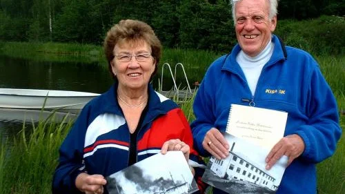 Möbelfabriken brann ned till grunden år 1936, men en ny byggdes upp. Gunvor Melkersson och Berndt Asklöf visar. Bild: SVANTE STRÖMBERG