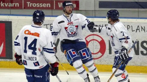Henrik Tallinder, Kristian Huselius ochMagnus Johansson jublar efter 1--0-målet.Bild: BERTIL ERICSON/PRESSENS BILD